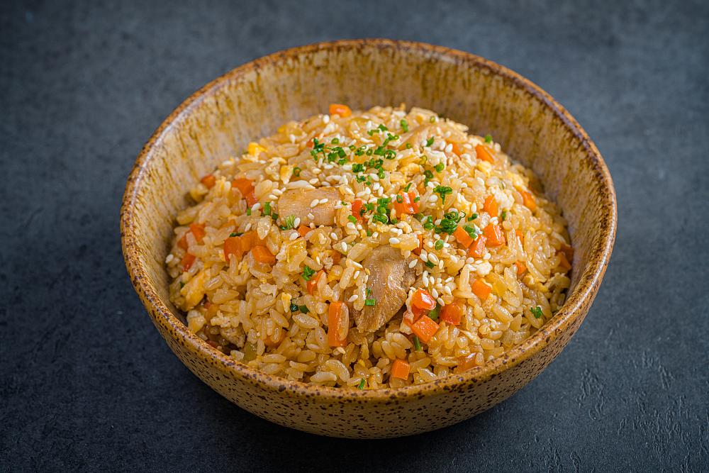 Жареный рис с курицей