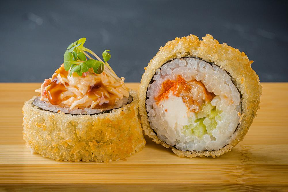 Жареный ролл с камчатским крабом