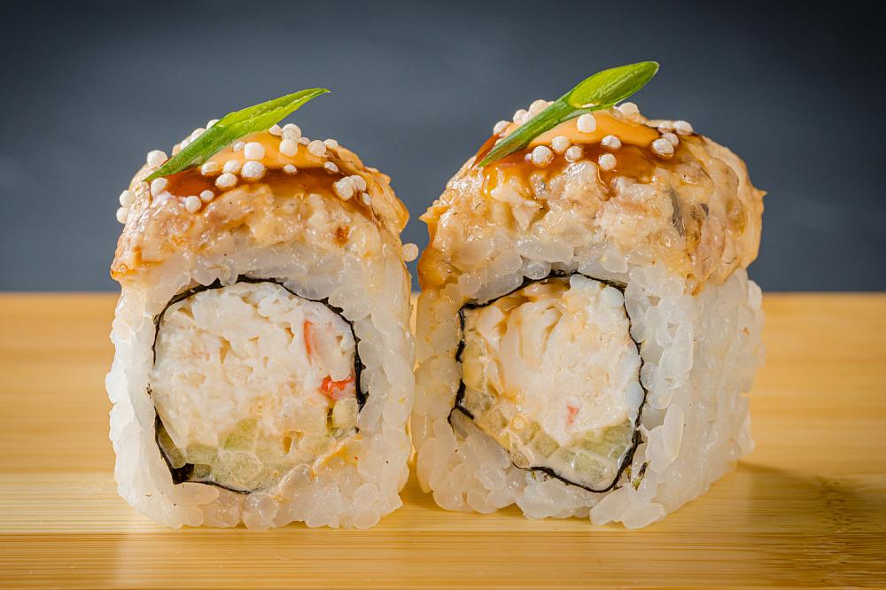 Ролл из копченого угря со снежным крабом