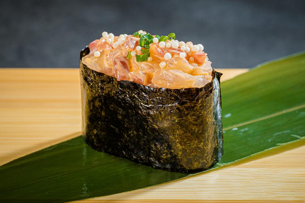 Суши Гункан спайси сибас