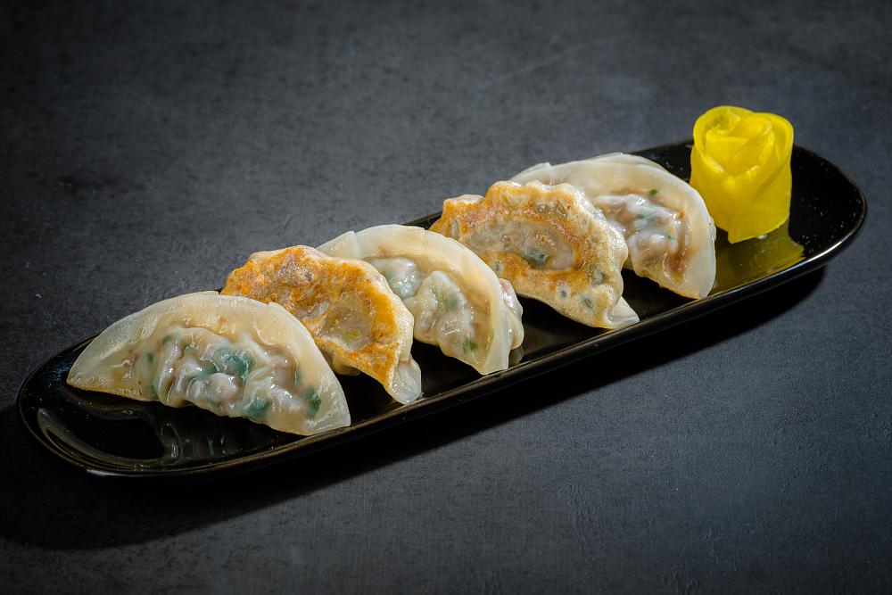 Гёдза ручной лепки со свининой