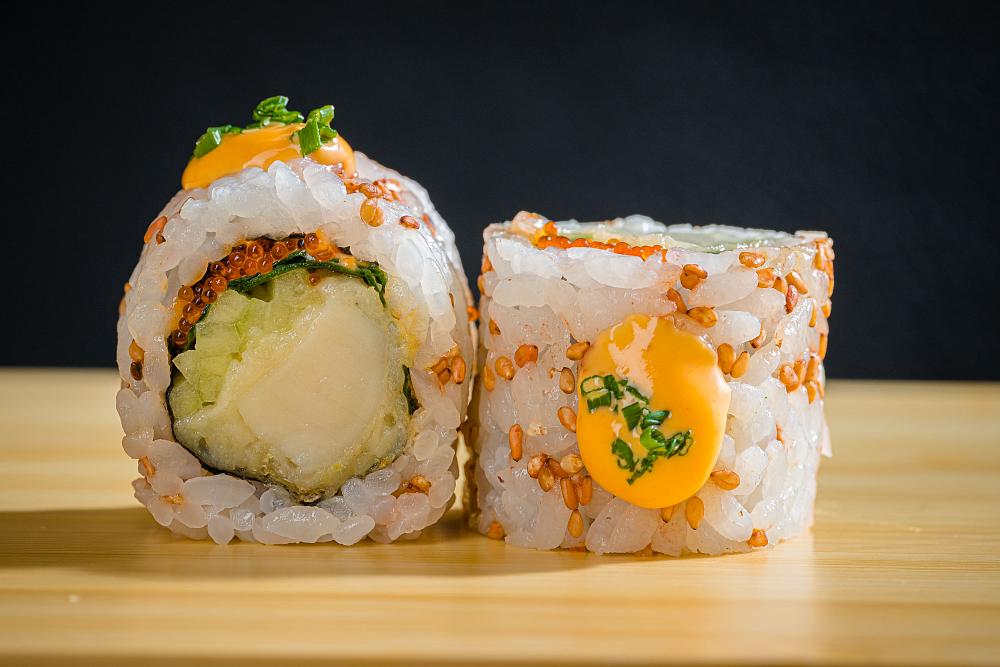 Ролл из гребешка в темпуре со шпинатом и тобико