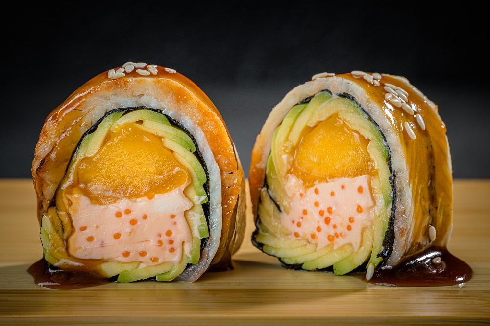 Сашими-ролл из копченого угря с авокадо и сыром Филадельфия