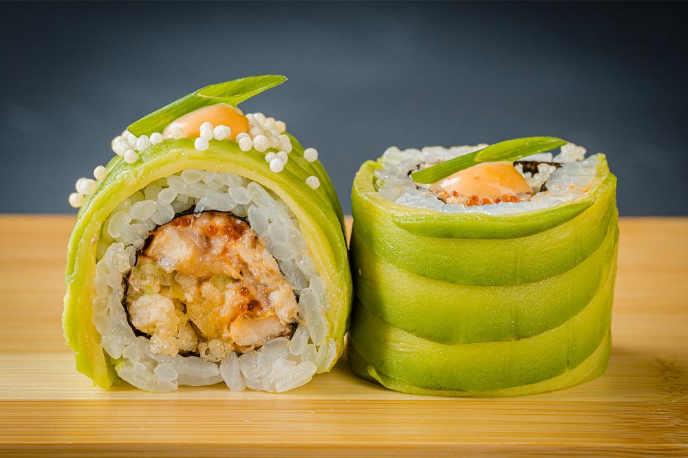Ролл из копченого угря с авокадо