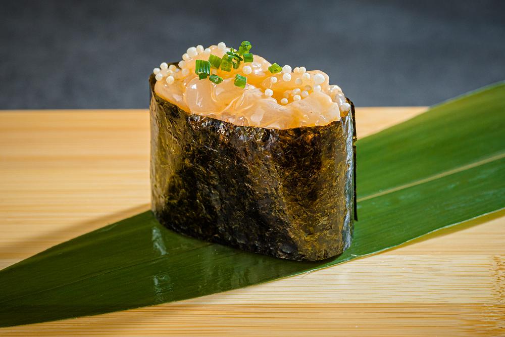 Суши Гункан спайси гребешок